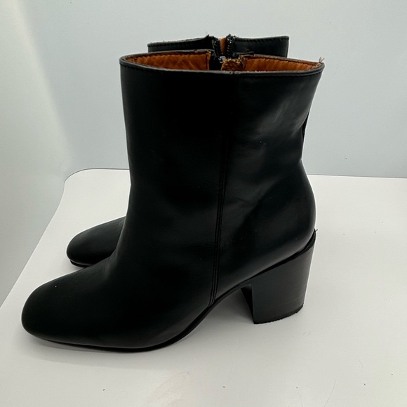 Charleston Shoe Co Black Handmade Leather Boots with 2 in heel, Size 7 Like New - Picture 3 of 8